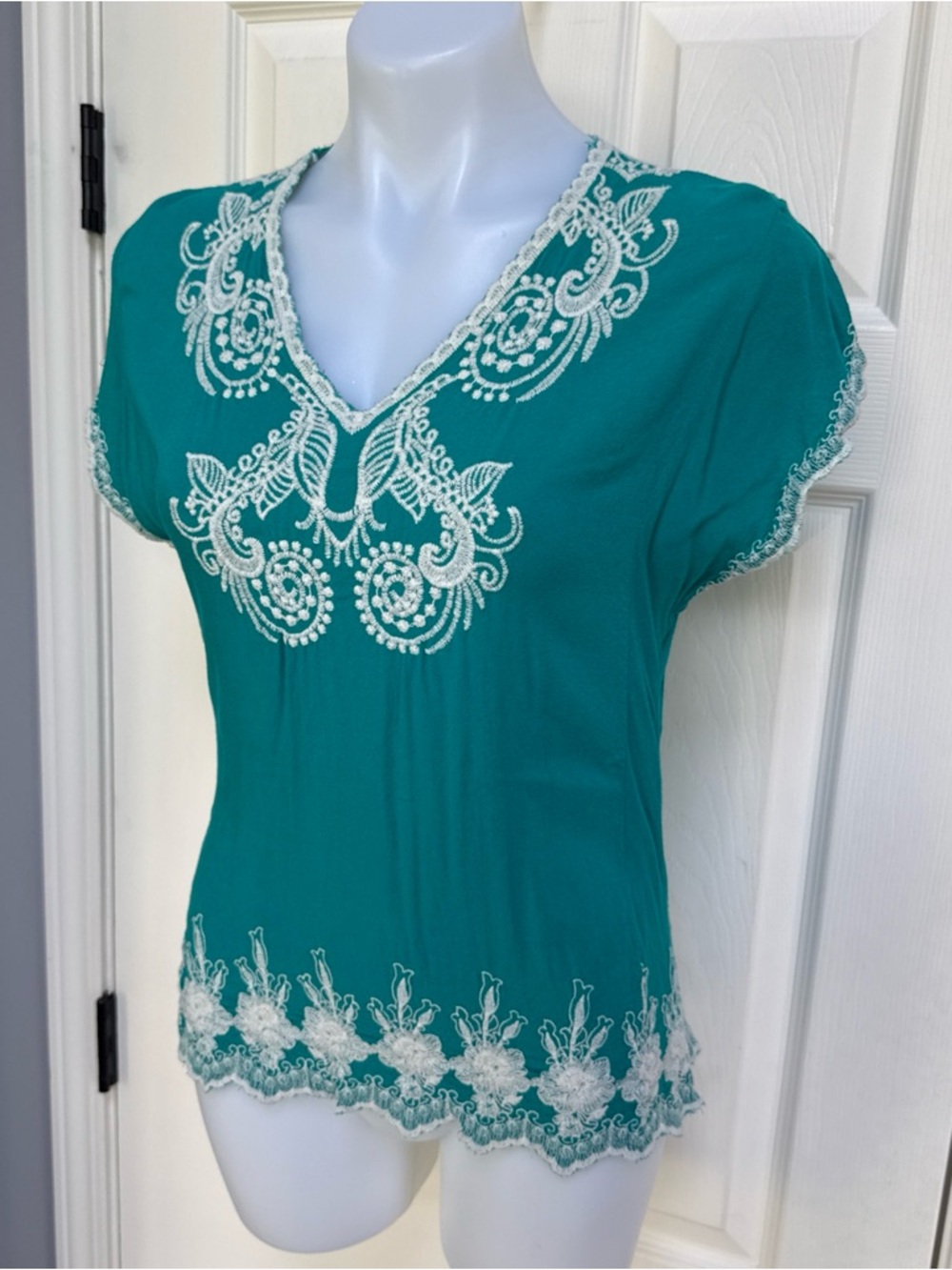 SOLITAIRE Floral Embroidered Blouse V Neck Boho Scalloped Short Sleeve Aqua S